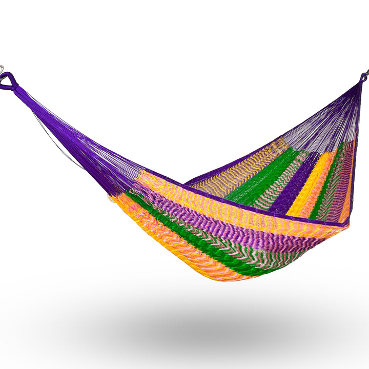 Hamaca Yucateca artesanal de nylon hilo 18 colorida colgada y abierta