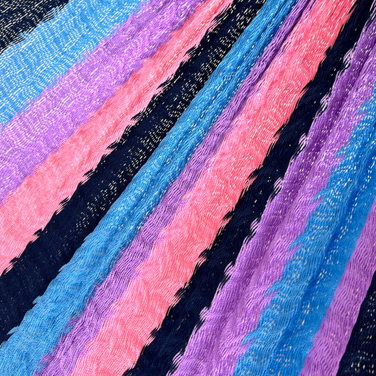 Detalle del tejido de nylon hilo 18 de la hamaca Yucateca artesanal con combinación de colores