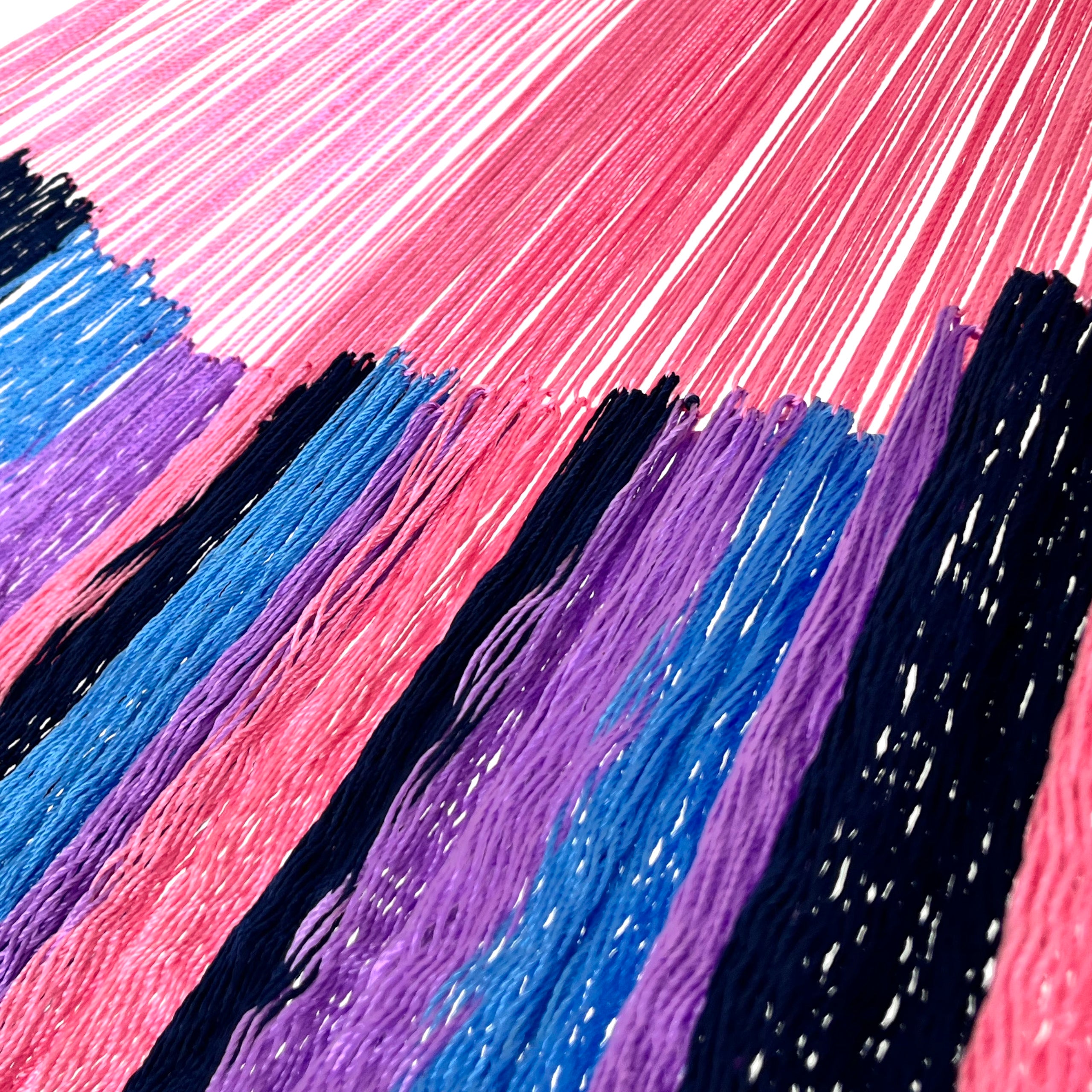 Unión entre cuerpo y brazo de hamaca Yucateca artesanal de nylon hilo 18 con combinación de colores