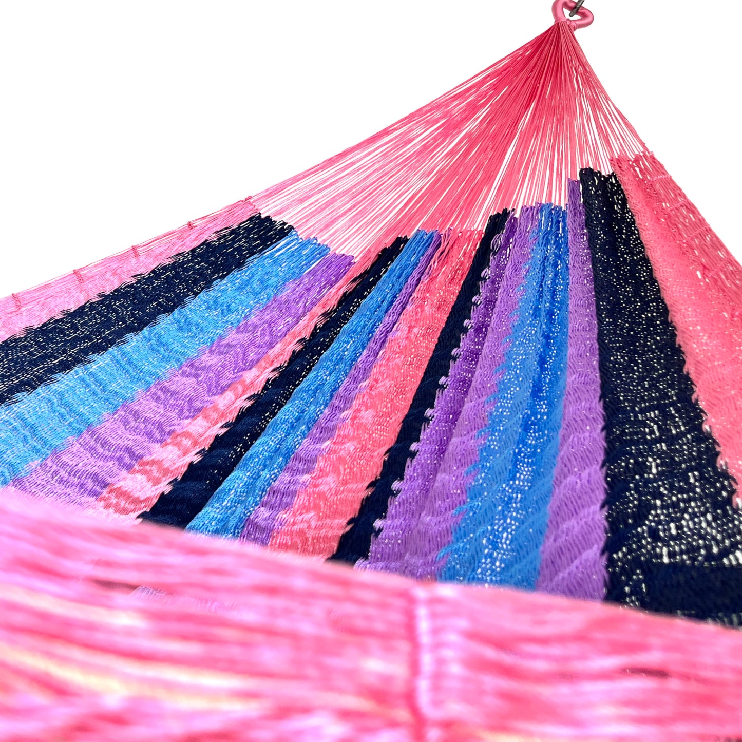 Interior mostrando brazo y tejido de hamaca Yucateca artesanal de nylon hilo 18 con combinación de colores