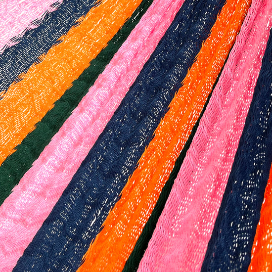 Detalle del tejido de nylon hilo 18 de la hamaca Yucateca artesanal de colores