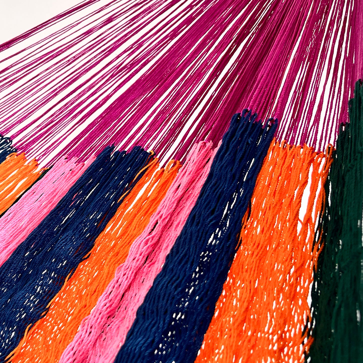 Unión entre cuerpo y brazo de hamaca Yucateca artesanal de nylon hilo 18 de colores