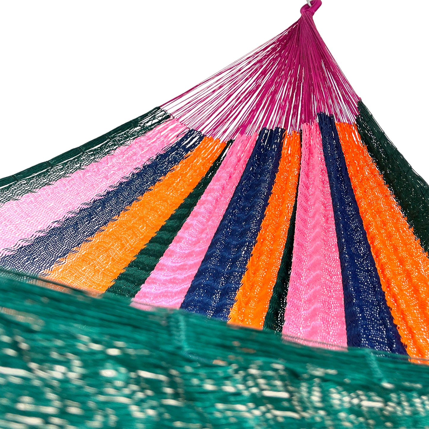 Interior mostrando brazo y tejido de hamaca Yucateca artesanal de nylon hilo 18 de colores