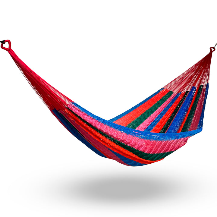 Hamaca Yucateca artesanal de nylon hilo 18 con mezcla de colores colgada y abierta