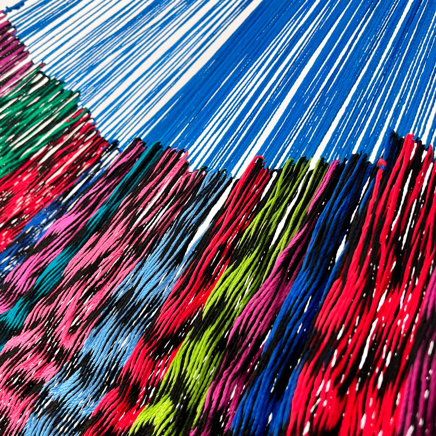 Unión entre cuerpo y brazo de hamaca Yucateca artesanal de nylon hilo 18 con mezcla de colores