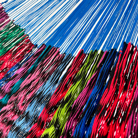 Unión entre cuerpo y brazo de hamaca Yucateca artesanal de nylon hilo 18 con mezcla de colores
