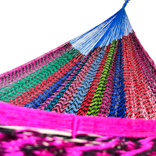 Interior mostrando brazo y tejido de hamaca Yucateca artesanal de nylon hilo 18 con mezcla de colores