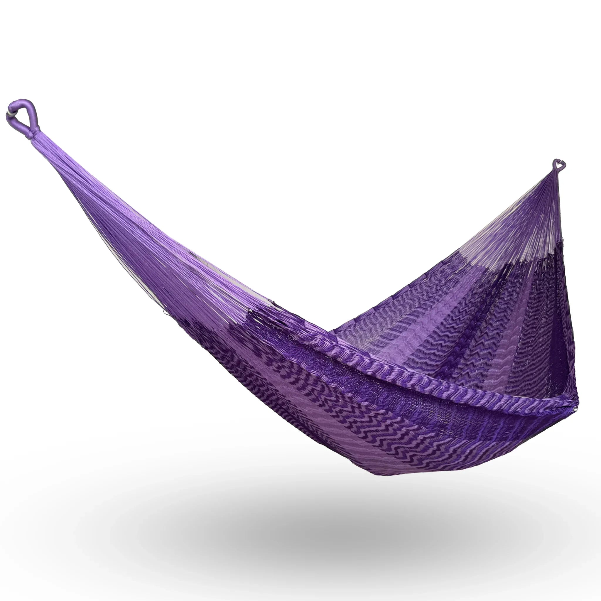 Hamaca Yucateca artesanal de nylon hilo 18 color morado colgada y abierta