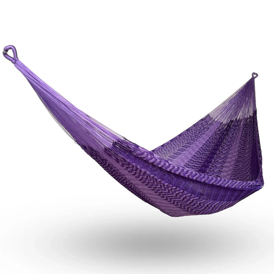Hamaca Yucateca artesanal de nylon hilo 18 color morado colgada y abierta
