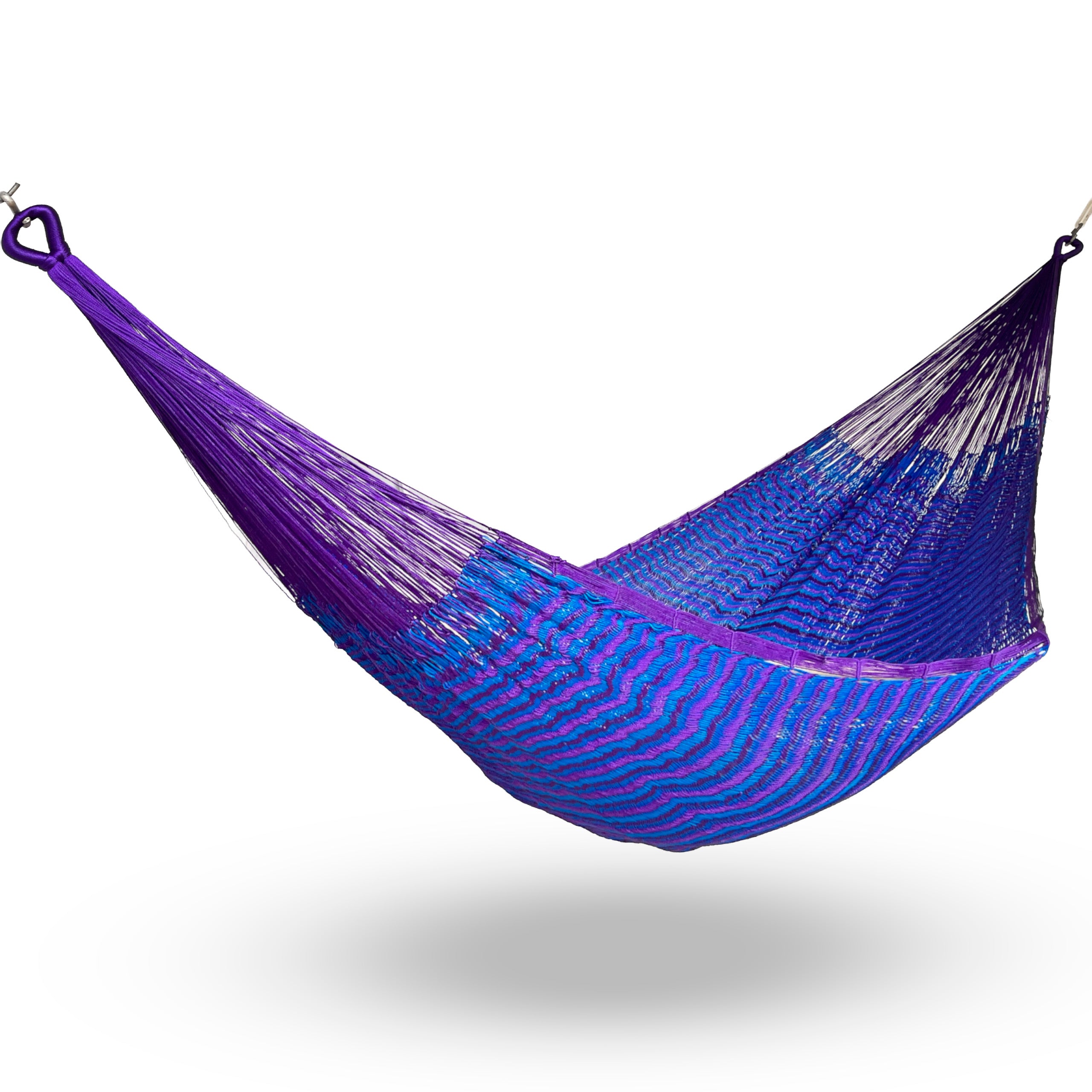 Hamaca Yucateca artesanal de nylon hilo 18 color morado y azul colgada y abierta