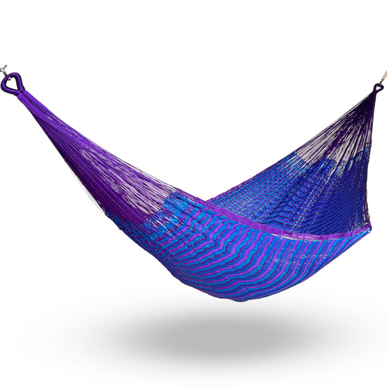Hamaca Yucateca artesanal de nylon hilo 18 color morado y azul colgada y abierta