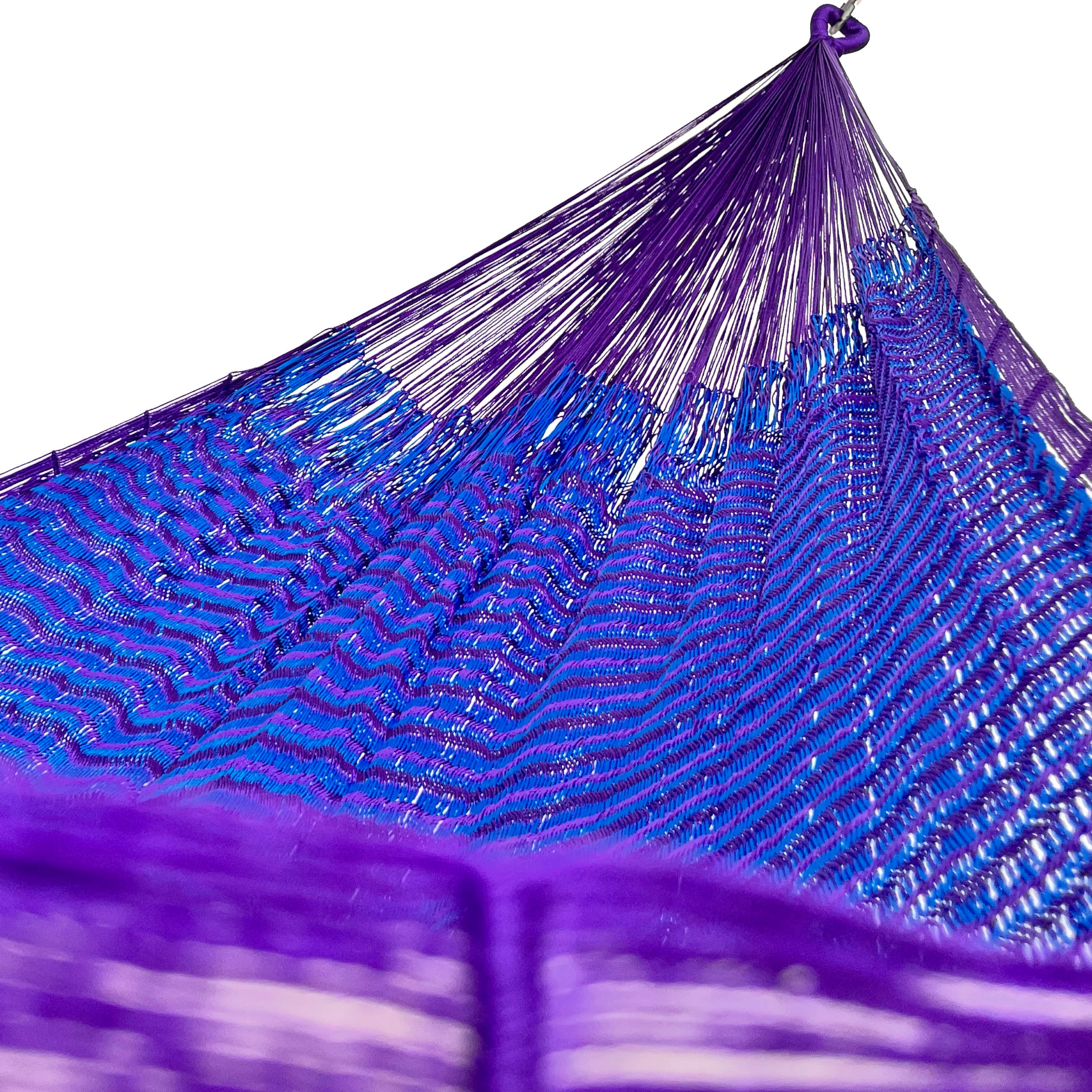 Interior mostrando brazo y tejido de hamaca Yucateca artesanal de nylon hilo 18 color morado y azul