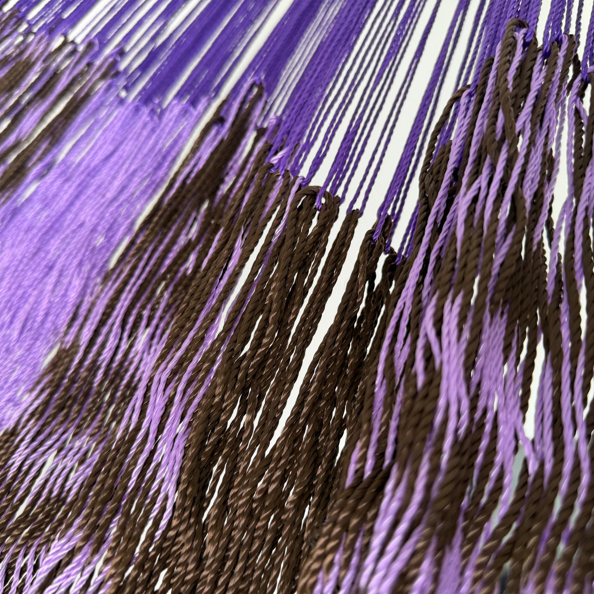 Unión entre cuerpo y brazo de hamaca Yucateca artesanal de nylon hilo 18 color morado y negro