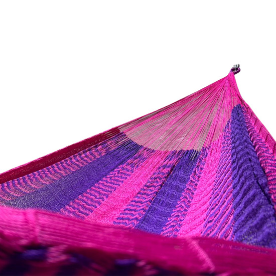 Interior mostrando brazo y tejido de hamaca Yucateca artesanal de nylon hilo 18 color morado y rosa