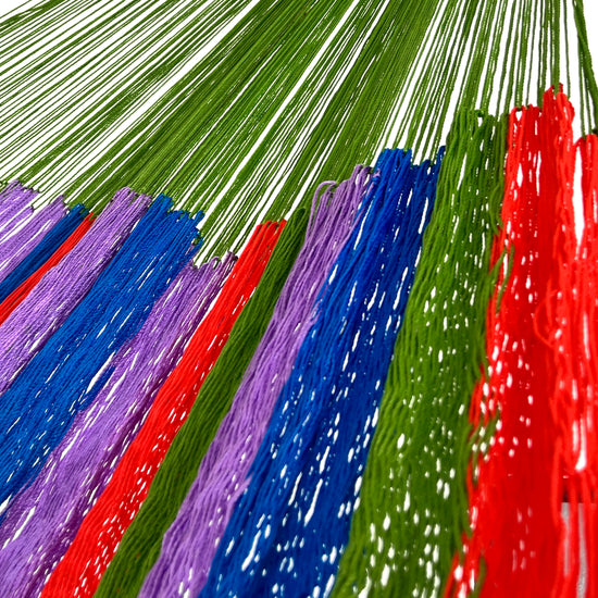 Unión entre cuerpo y brazo de hamaca Yucateca artesanal de nylon hilo 18 multicolor verde