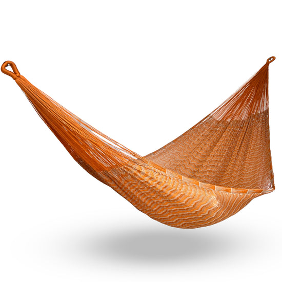 Hamaca Yucateca artesanal de nylon hilo 18 color naranja y café colgada y abierta