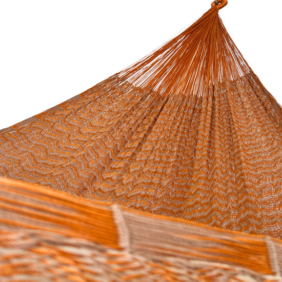 Interior mostrando brazo y tejido de hamaca Yucateca artesanal de nylon hilo 18 color naranja y café