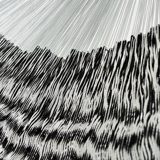 Unión entre cuerpo y brazo de hamaca Yucateca artesanal de nylon hilo 18 color plateado y negro