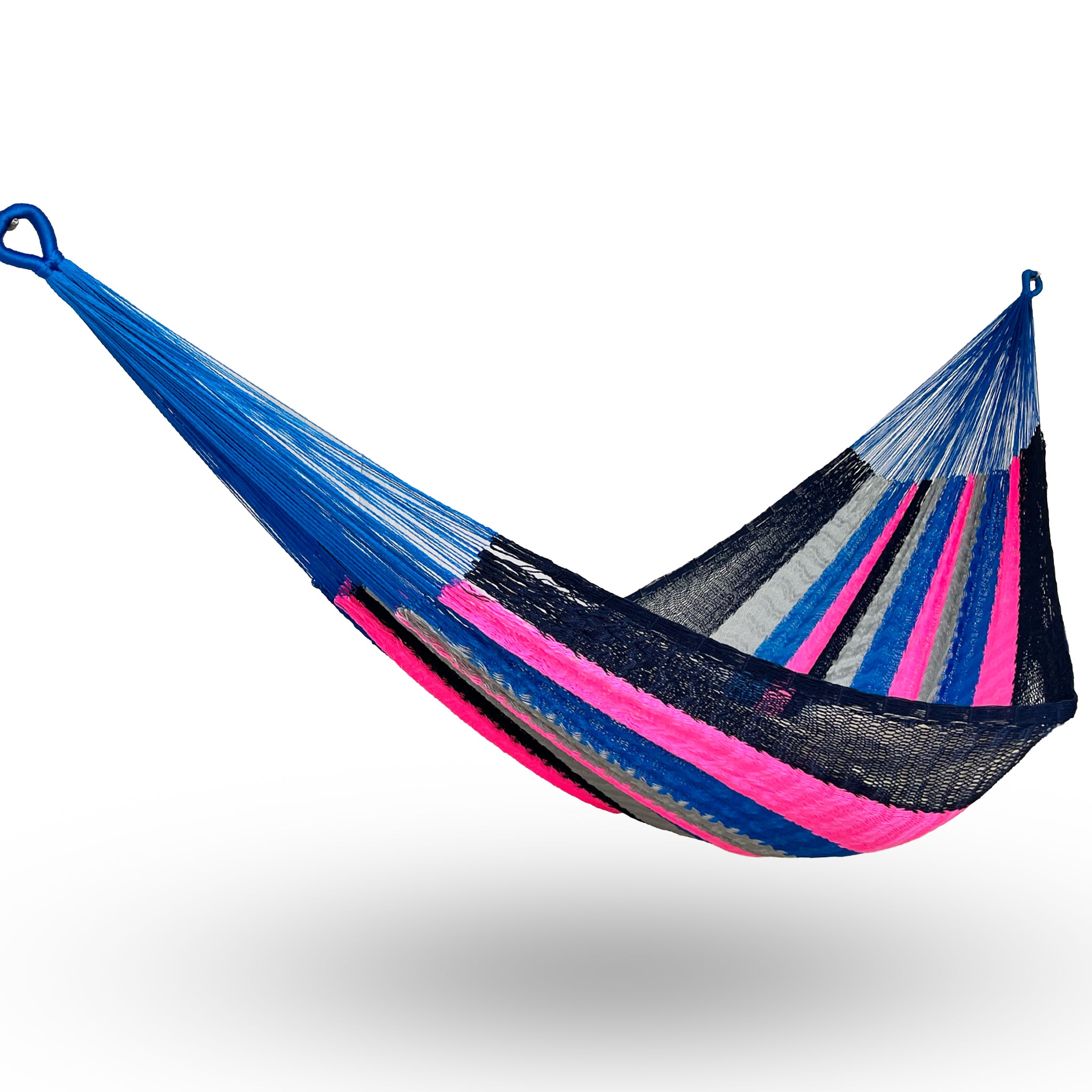 Hamaca Yucateca artesanal de nylon hilo 18 rayada multicolor colgada y abierta
