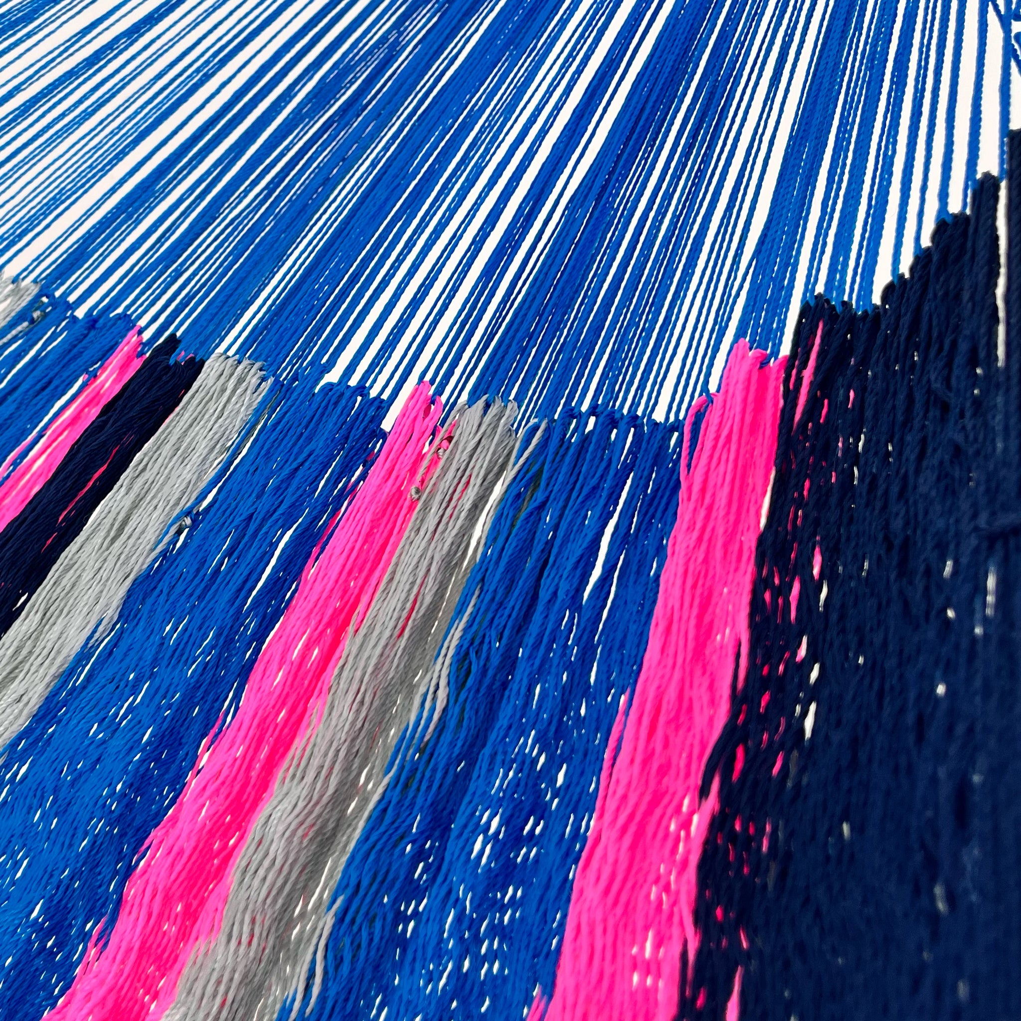 Unión entre cuerpo y brazo de hamaca Yucateca artesanal de nylon hilo 18 rayada multicolor