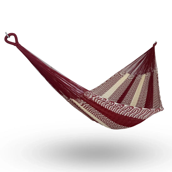 Hamaca Yucateca artesanal de nylon hilo 18 color rojo vino y beige colgada y abierta
