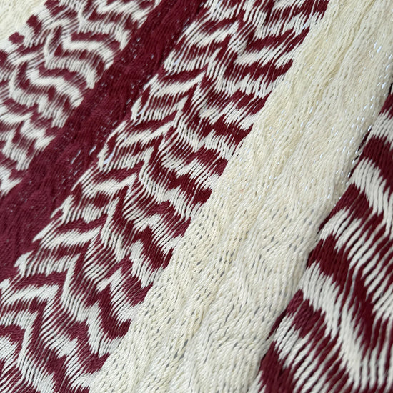 Detalle del tejido de nylon hilo 18 de la hamaca Yucateca artesanal rojo vino y beige