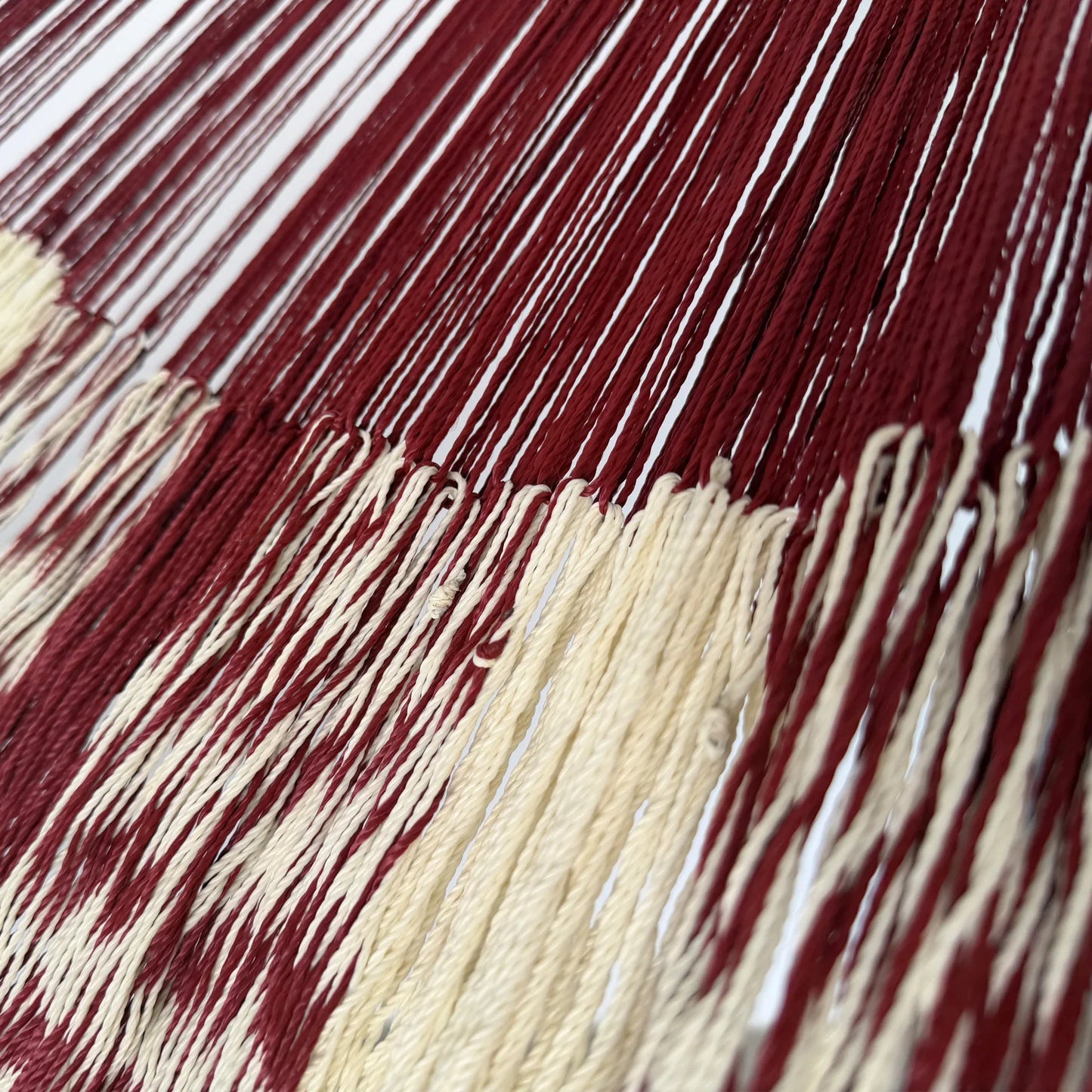 Unión entre cuerpo y brazo de hamaca Yucateca artesanal de nylon hilo 18 color rojo vino y beige