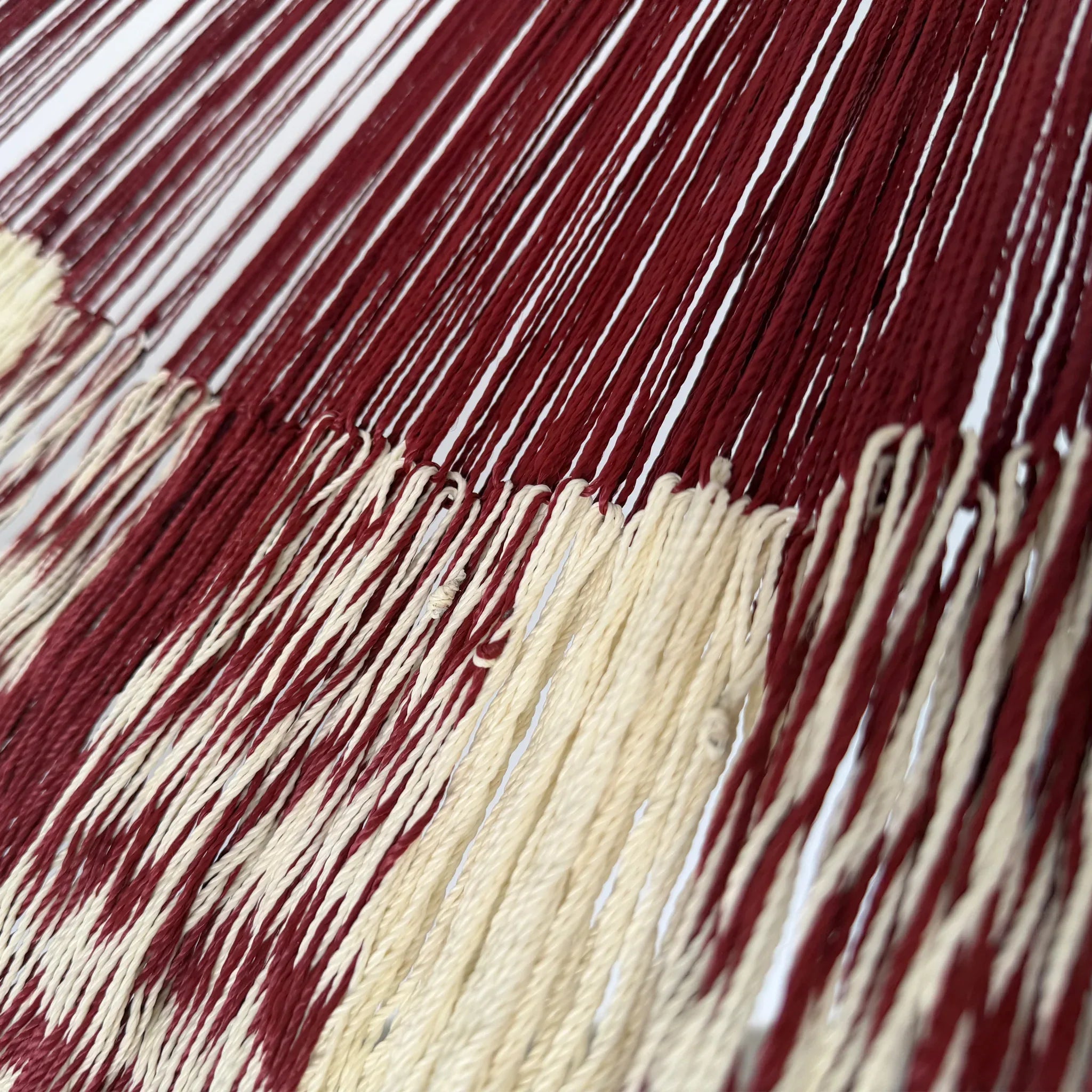 Unión entre cuerpo y brazo de hamaca Yucateca artesanal de nylon hilo 18 color rojo vino y beige
