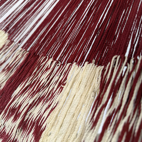 Unión entre cuerpo y brazo de hamaca Yucateca artesanal de nylon hilo 18 color rojo vino y beige