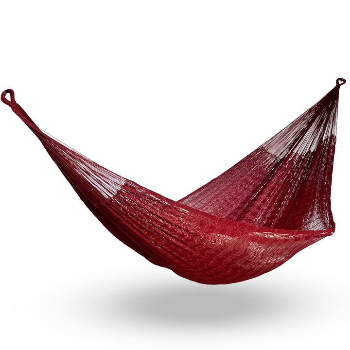 Hamaca Yucateca artesanal de nylon hilo 18 color rojo colgada y abierta