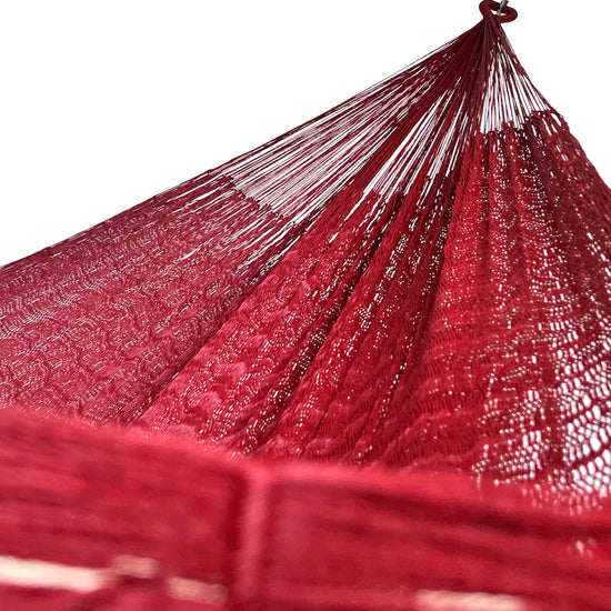 Interior mostrando brazo y tejido de hamaca Yucateca artesanal de nylon hilo 18 color rojo