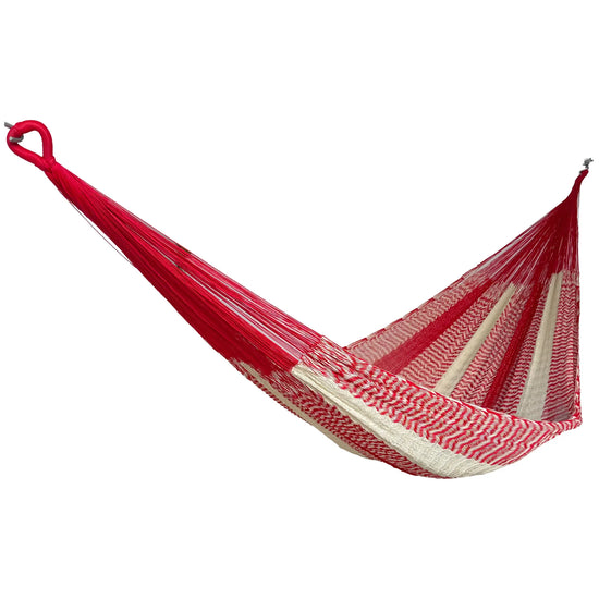 Hamaca Yucateca artesanal de nylon hilo 18 color rojo y beige colgada y abierta

