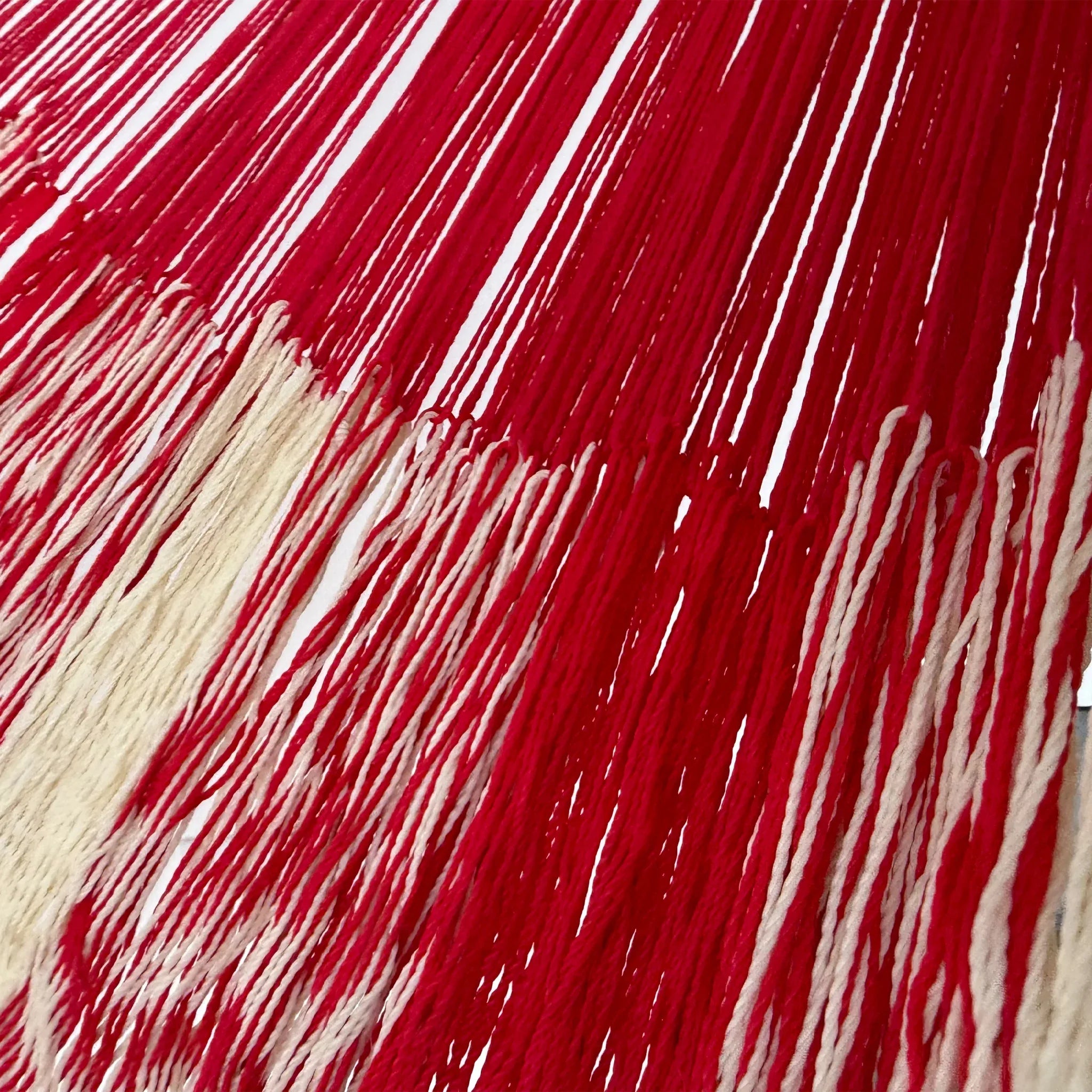 Unión entre cuerpo y brazo de hamaca Yucateca artesanal de nylon hilo 18 color rojo y beige