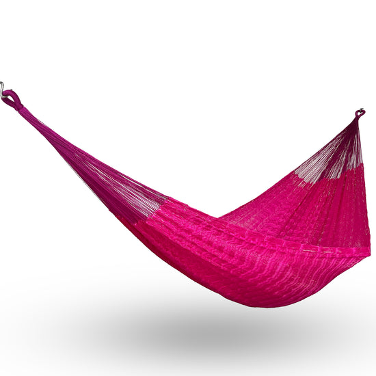 Hamaca Yucateca artesanal de nylon hilo 18 color rosa colgada y abierta