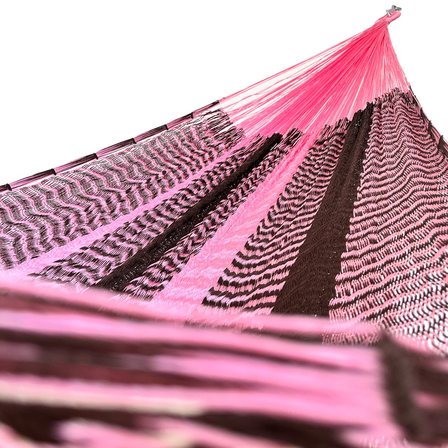 Interior mostrando brazo y tejido de hamaca Yucateca artesanal de nylon hilo 18 color rosa y café oscuro