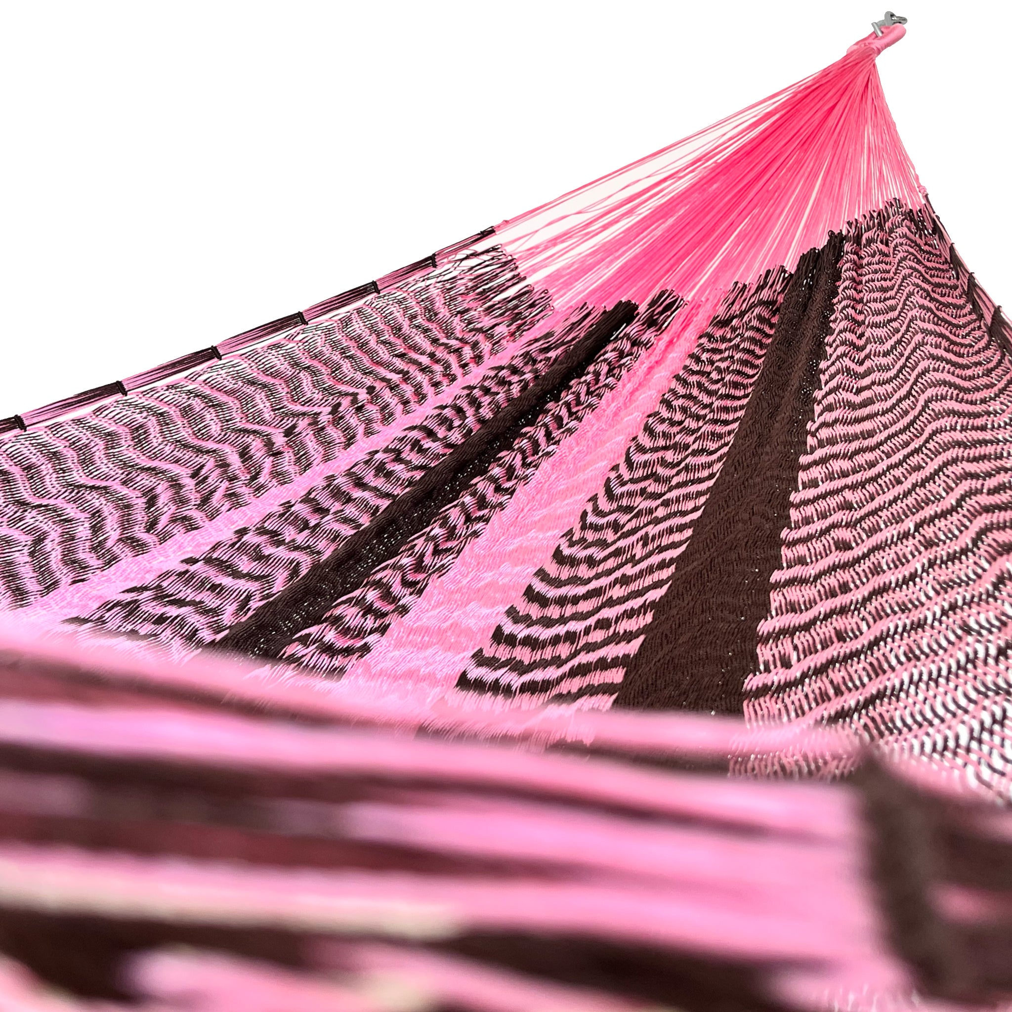 Interior mostrando brazo y tejido de hamaca Yucateca artesanal de nylon hilo 18 color rosa y café oscuro