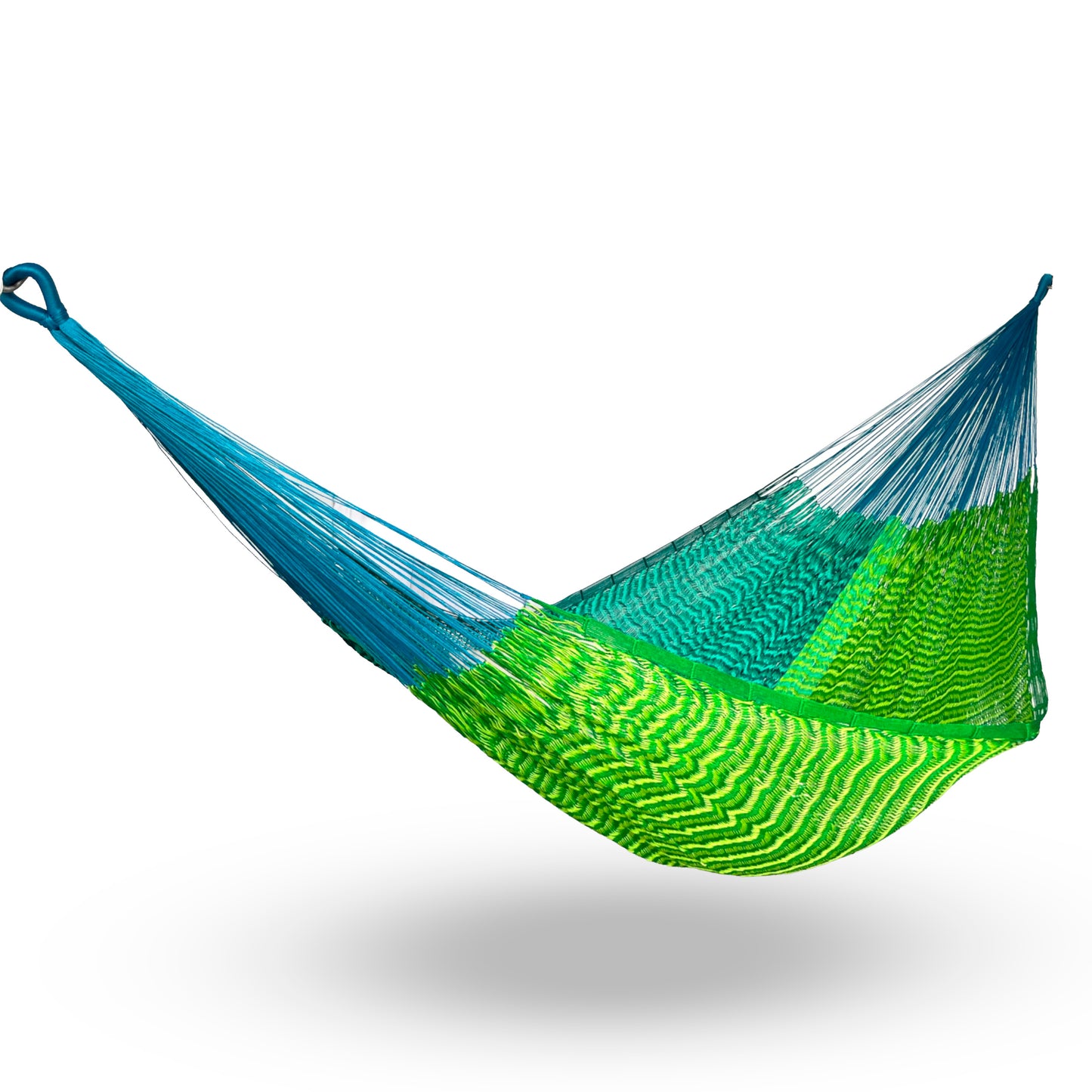 Hamaca Yucateca artesanal de nylon hilo 18 color verde claro y oscuro colgada y abierta