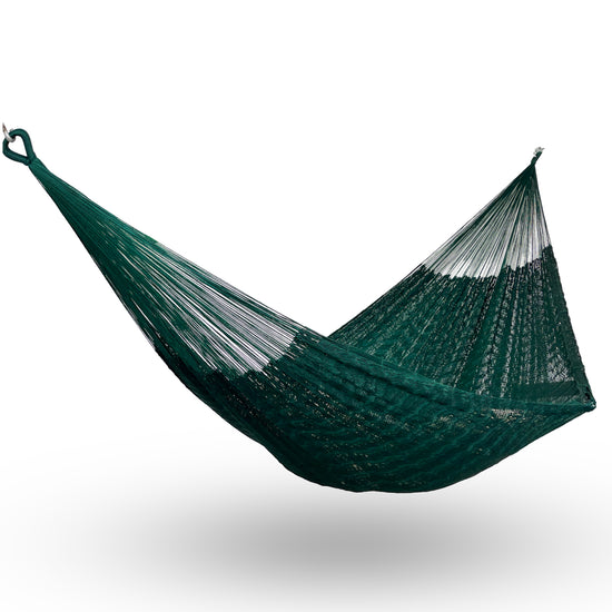 Hamaca Yucateca artesanal de nylon hilo 18 color verde oscuro colgada y abierta