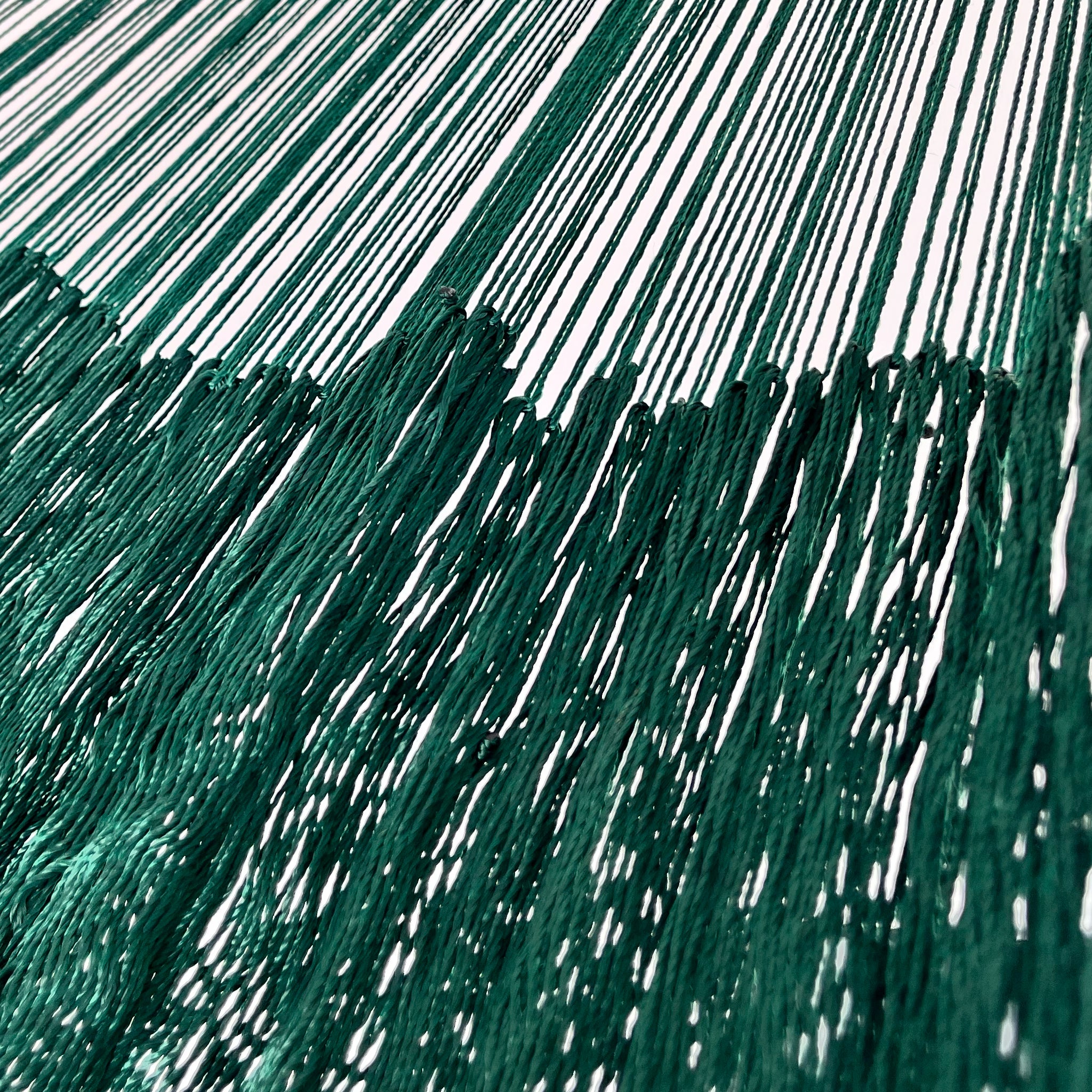 Unión entre cuerpo y brazo de hamaca Yucateca artesanal de nylon hilo 18 color verde oscuro