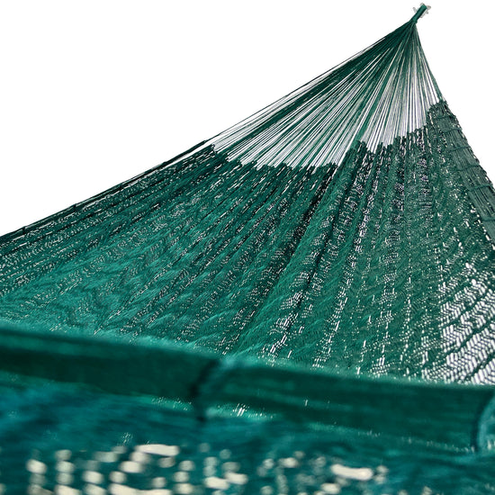 Interior mostrando brazo y tejido de hamaca Yucateca artesanal de nylon hilo 18 color verde oscuro