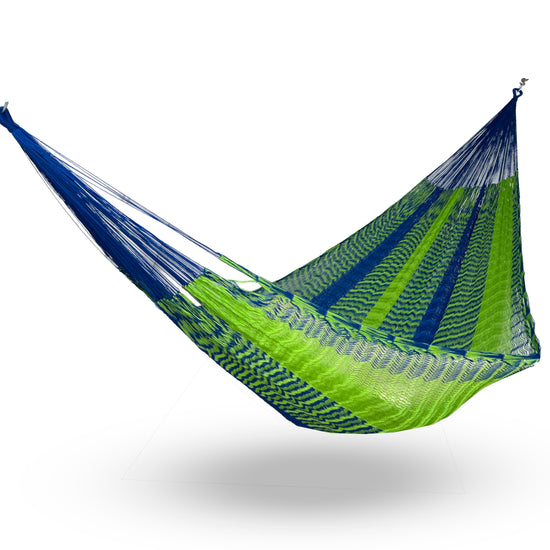 Hamaca Yucateca artesanal de nylon hilo 18 color verde colgada y abierta
