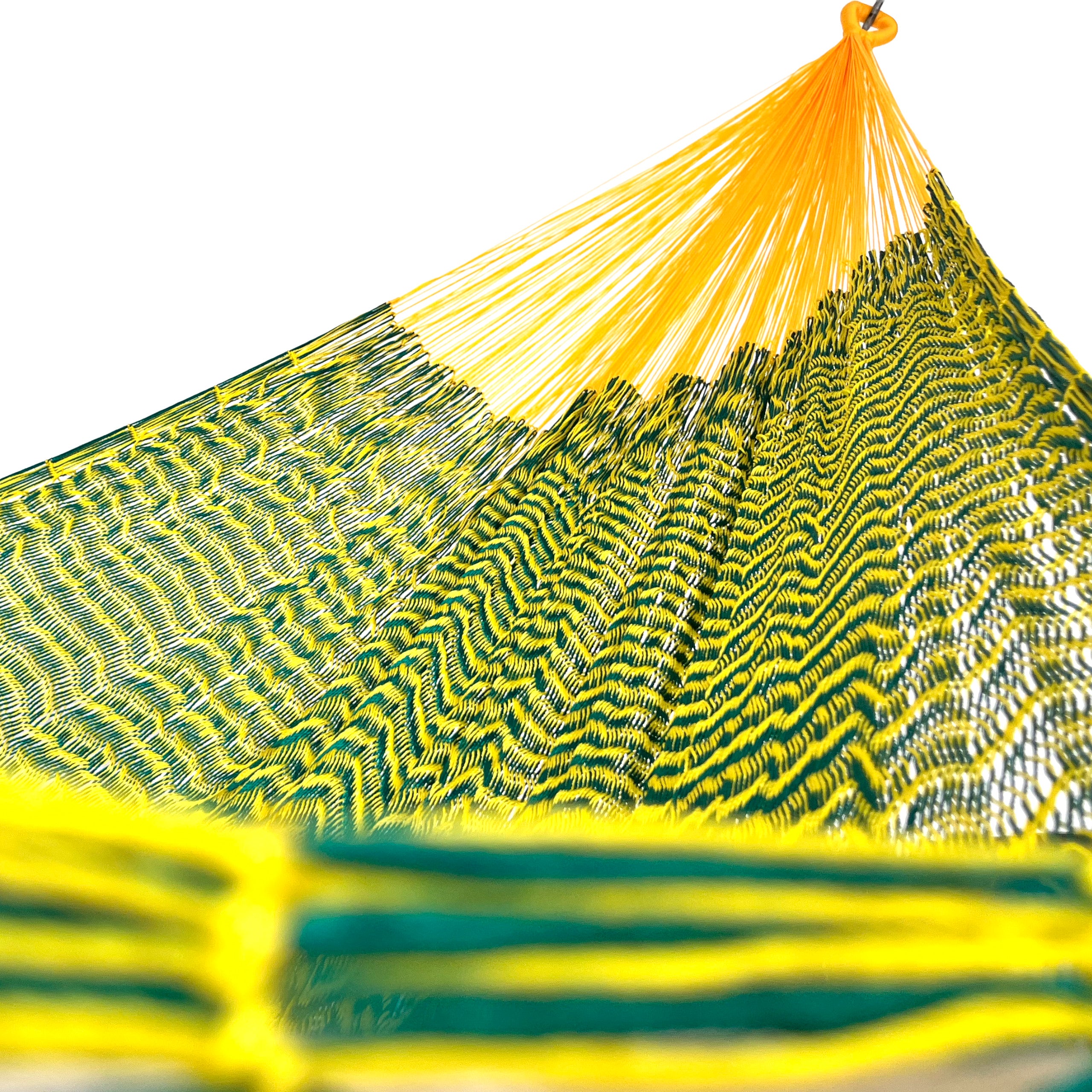 Interior mostrando brazo y tejido de hamaca Yucateca artesanal de nylon hilo 18 color verde y amarillo