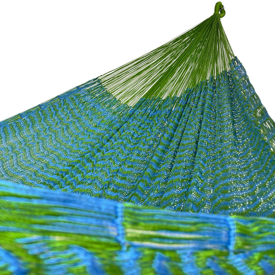Interior mostrando brazo y tejido de hamaca Yucateca artesanal de nylon hilo 18 color verde y azul