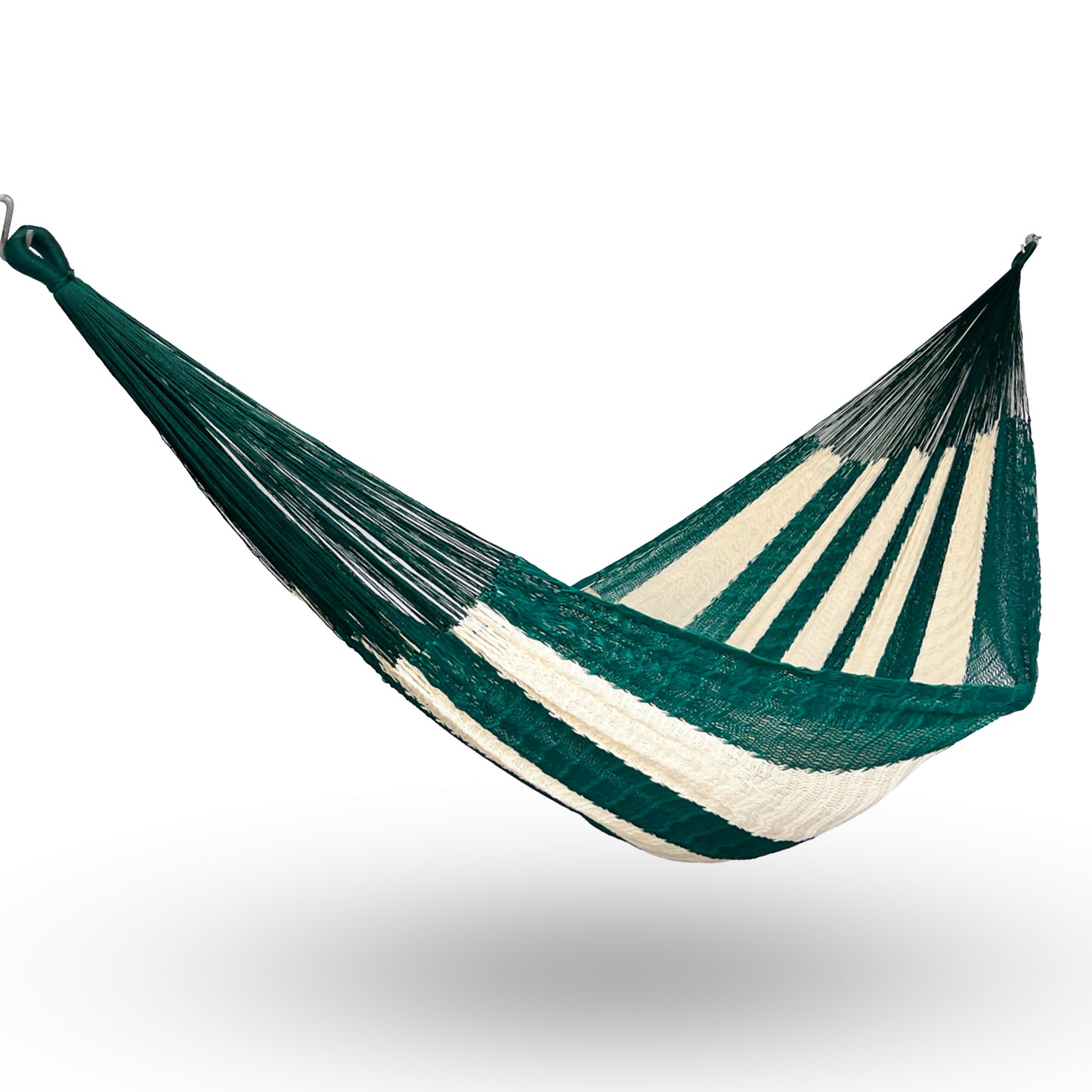 Hamaca Yucateca artesanal de nylon hilo 18 color verde y beige colgada y abierta