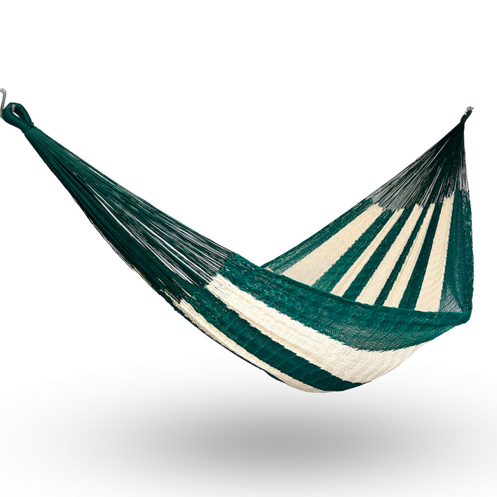 Hamaca Yucateca artesanal de nylon hilo 18 color verde y beige colgada y abierta