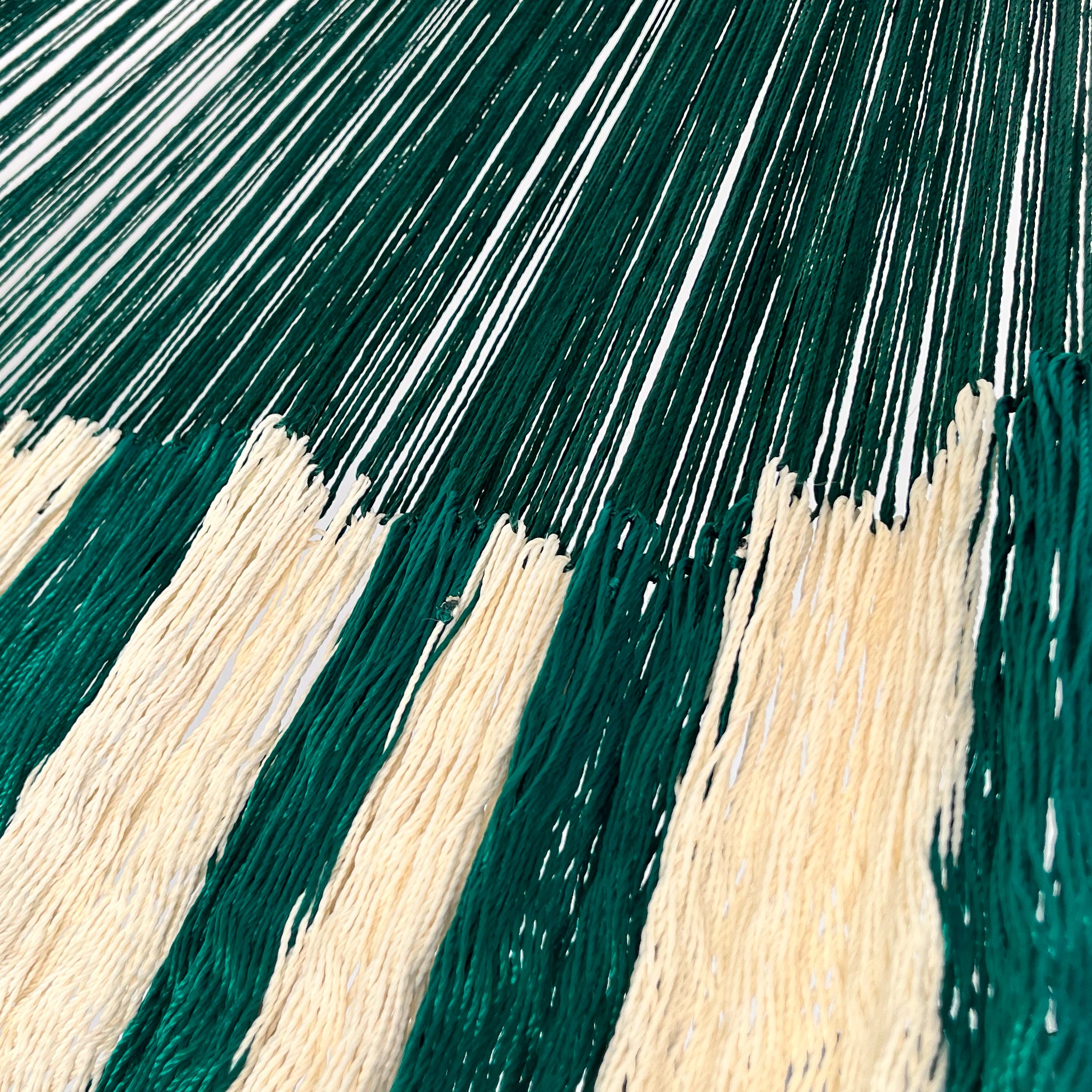 Unión entre cuerpo y brazo de hamaca Yucateca artesanal de nylon hilo 18 color verde y beige