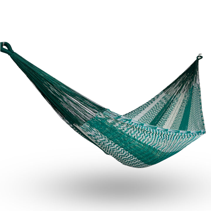 Hamaca Yucateca artesanal de nylon hilo 18 color verde y gris colgada y abierta