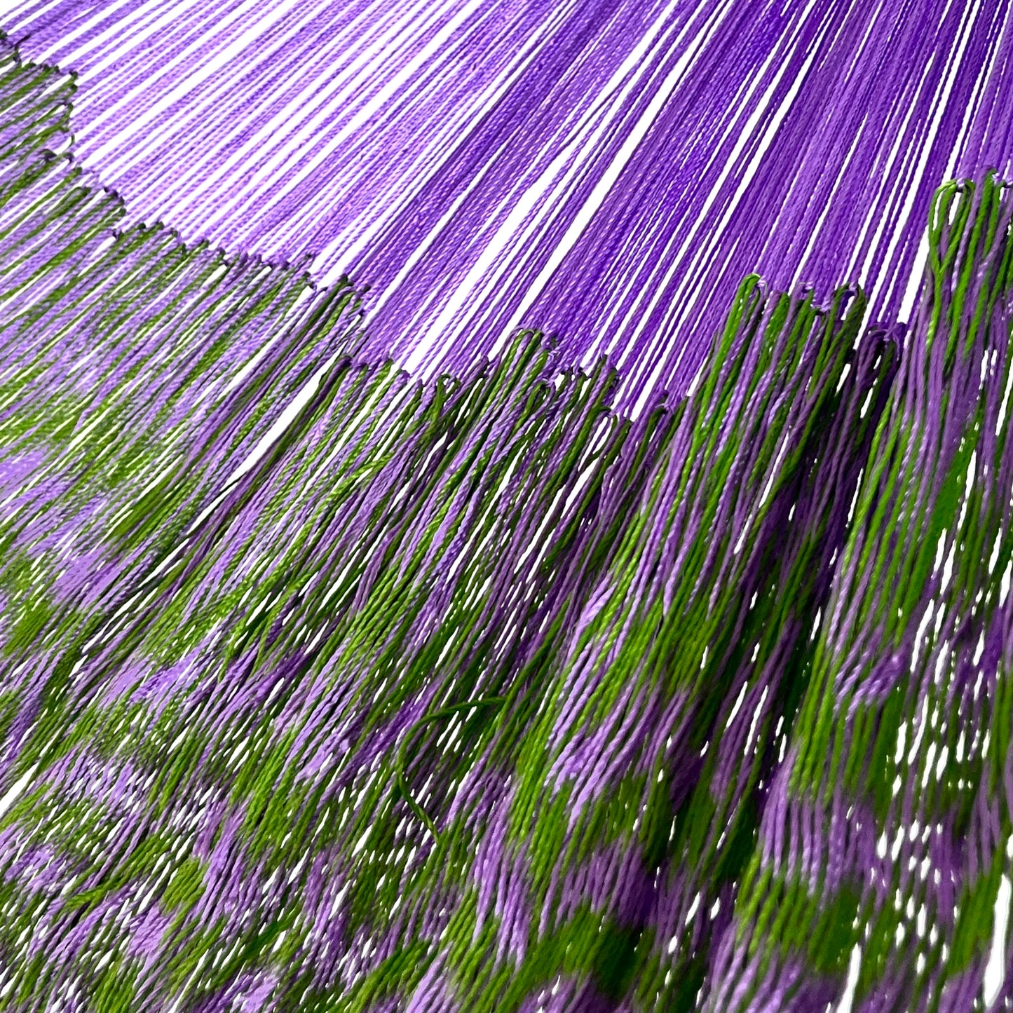 Unión entre cuerpo y brazo de hamaca Yucateca artesanal de nylon hilo 18 color verde y morado
