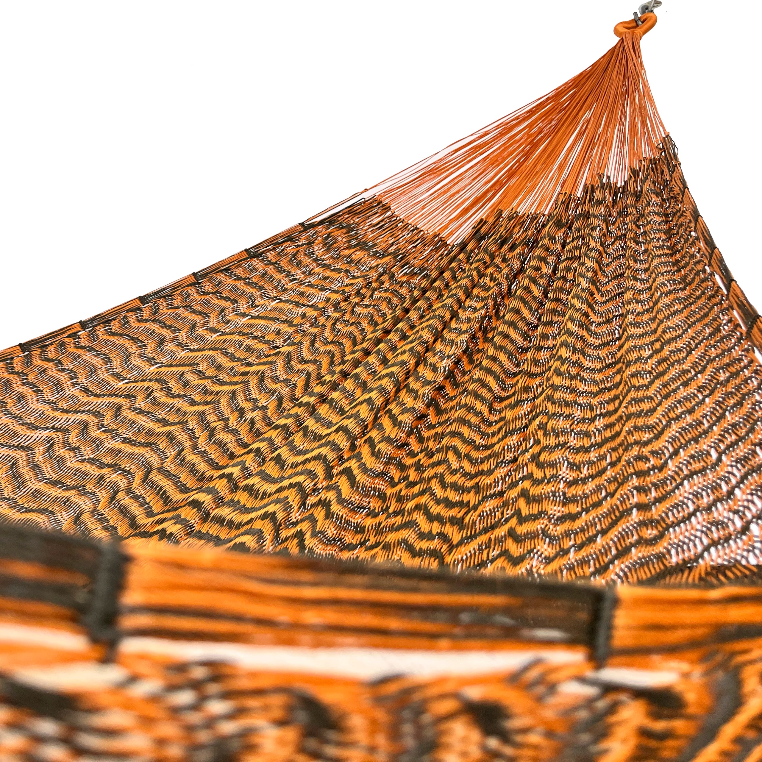 Interior mostrando brazo y tejido de hamaca Yucateca artesanal de nylon hilo 18 color verde y naranja