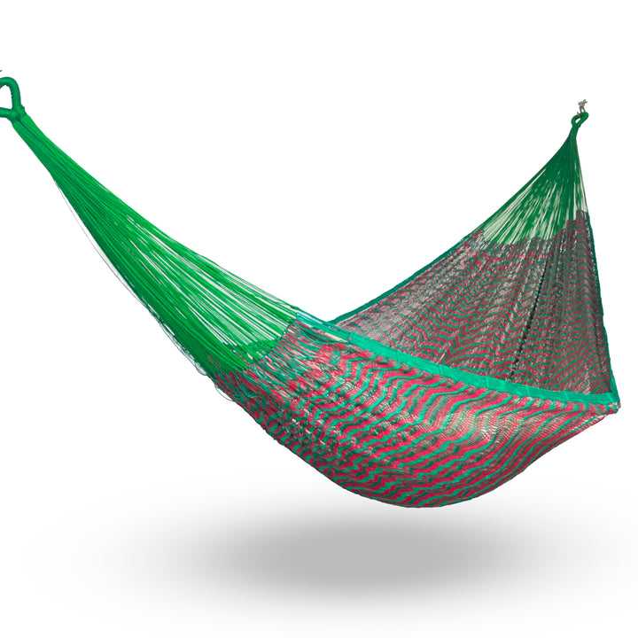 Hamaca Yucateca artesanal de nylon hilo 18 color verde y rojo colgada y abierta